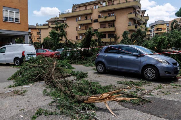 June 3, 2026, Rome, Italia, Italy: Storm damage following a waterspout in Rome s Prati Fiscali neighborhood, June 3, 2026 *** Local Caption *** Danni provocati dal maltempo dopo una tromba nel quartiere Prati Fiscali Roma, 03 06 2026 Rome Italy  - ZUMAa289 20260603_zia_a289_069 Copyright: xFrancescoxFotiax xAgfx