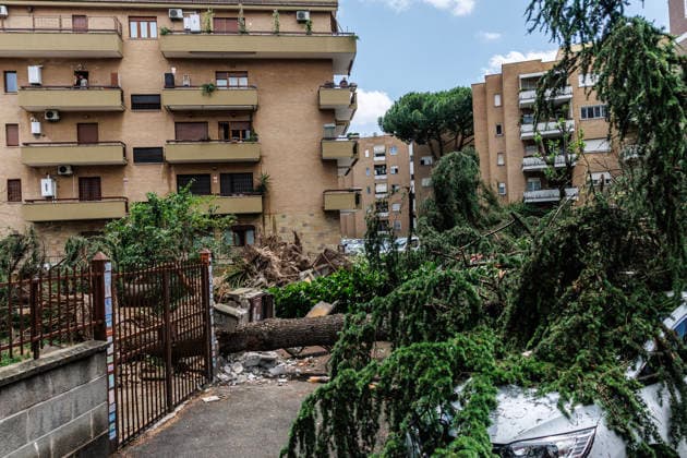 June 3, 2026, Rome, Italia, Italy: Storm damage following a waterspout in Rome s Prati Fiscali neighborhood, June 3, 2026 *** Local Caption *** Danni provocati dal maltempo dopo una tromba nel quartiere Prati Fiscali Roma, 03 06 2026 Rome Italy  - ZUMAa289 20260603_zia_a289_071 Copyright: xFrancescoxFotiax xAgfx