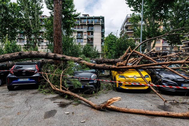 June 3, 2026, Rome, Italia, Italy: Storm damage following a waterspout in Rome s Prati Fiscali neighborhood, June 3, 2026 *** Local Caption *** Danni provocati dal maltempo dopo una tromba nel quartiere Prati Fiscali Roma, 03 06 2026 Rome Italy  - ZUMAa289 20260603_zia_a289_072 Copyright: xFrancescoxFotiax xAgfx