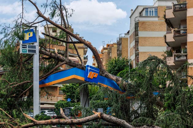 June 3, 2026, Rome, Italia, Italy: Storm damage following a waterspout in Rome s Prati Fiscali neighborhood, June 3, 2026 *** Local Caption *** Danni provocati dal maltempo dopo una tromba nel quartiere Prati Fiscali Roma, 03 06 2026 Rome Italy  - ZUMAa289 20260603_zia_a289_073 Copyright: xFrancescoxFotiax xAgfx