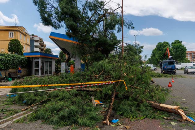 June 3, 2026, Rome, Italia, Italy: Storm damage following a waterspout in Rome s Prati Fiscali neighborhood, June 3, 2026 *** Local Caption *** Danni provocati dal maltempo dopo una tromba nel quartiere Prati Fiscali Roma, 03 06 2026 Rome Italy  - ZUMAa289 20260603_zia_a289_074 Copyright: xFrancescoxFotiax xAgfx