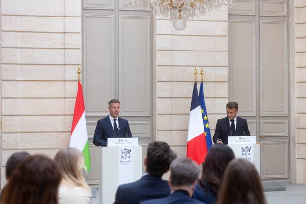 French President Receives the Prime Minister of Hungary - Paris France s President Emmanuel Macron and Hungary s Prime Minister Peter Magyar during a joint press conference after a meeting at The Elysee Presidential Palace in Paris, France on June 3, 2026. Photo by Tiphaine Lebely Pool ABACAPRESS.COM Paris France  Copyright: xLebelyxTiphaine Pool ABACAx