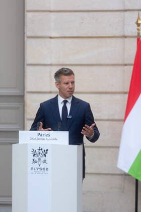 French President Receives the Prime Minister of Hungary - Paris France s President Emmanuel Macron and Hungary s Prime Minister Peter Magyar during a joint press conference after a meeting at The Elysee Presidential Palace in Paris, France on June 3, 2026. Photo by Tiphaine Lebely Pool ABACAPRESS.COM Paris France  Copyright: xLebelyxTiphaine Pool ABACAx