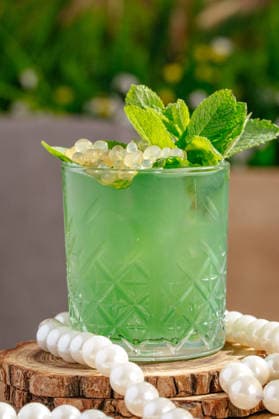IMAGO Creative, Lifestyle, Feste im Garten #2 Creative green mint cocktail with popping boba R_KUAL26052897-2039756-01