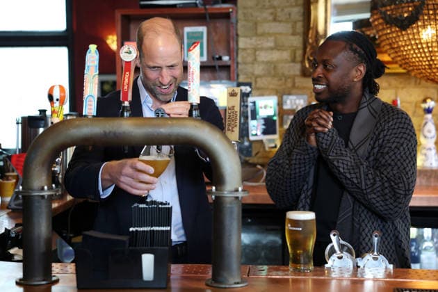 Entertainment Bilder des Tages . 03 06 2026. London, United Kingdom. Prince William during a visit to The Prince of Peckham pub in London, as he talks to Clement Ogbonnaya, who established the community led pub.  xPoolx xi-Imagesx IIM-26803-0040