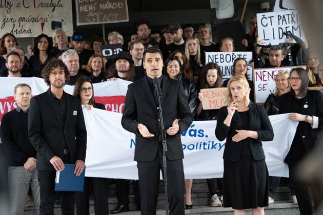 Hundreds of employees of Czech Television arrive at work dressed in black and gathered in front of the main building in Kavci Hory in protest against steps government coalition is taking in connection with planned changes to funding of public service media, Prague, Kavci Hory, June 3rd, 2026. (CTKxPhoto RichardxMundl) CTKPhotoF202606030012301  CTKPhotoF202606030012301