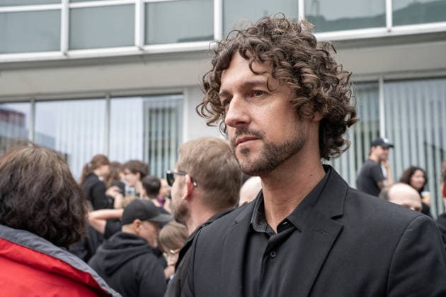 Hundreds of employees of Czech Television arrive at work dressed in black and gathered in front of the main building in Kavci Hory in protest against steps government coalition is taking in connection with planned changes to funding of public service media, Prague, Kavci Hory, June 3rd, 2026. (CTKxPhoto RichardxMundl) CTKPhotoF202606030013801  CTKPhotoF202606030013801