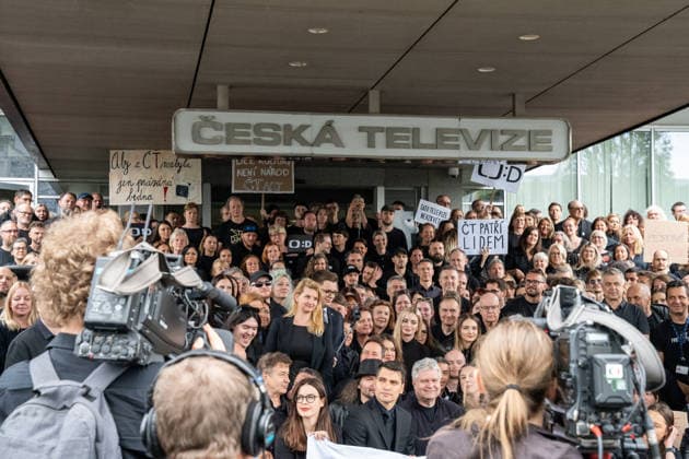 Hundreds of employees of Czech Television arrive at work dressed in black and gathered in front of the main building in Kavci Hory in protest against steps government coalition is taking in connection with planned changes to funding of public service media, Prague, Kavci Hory, June 3rd, 2026. (CTKxPhoto RichardxMundl) CTKPhotoF202606030013901  CTKPhotoF202606030013901