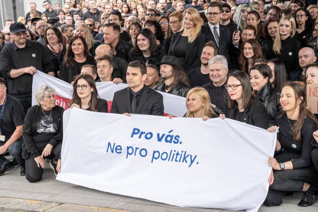 Hundreds of employees of Czech Television arrive at work dressed in black and gathered in front of the main building in Kavci Hory in protest against steps government coalition is taking in connection with planned changes to funding of public service media, Prague, Kavci Hory, June 3rd, 2026. (CTKxPhoto RichardxMundl) CTKPhotoF202606030014201  CTKPhotoF202606030014201