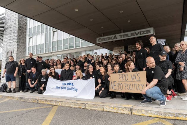 Hundreds of employees of Czech Television arrive at work dressed in black and gathered in front of the main building in Kavci Hory in protest against steps government coalition is taking in connection with planned changes to funding of public service media, Prague, Kavci Hory, June 3rd, 2026. (CTKxPhoto RichardxMundl) CTKPhotoF202606030014301  CTKPhotoF202606030014301