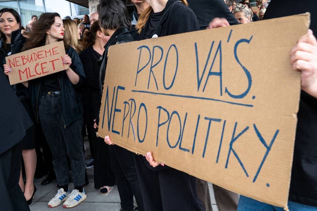 Hundreds of employees of Czech Television arrive at work dressed in black and gathered in front of the main building in Kavci Hory in protest against steps government coalition is taking in connection with planned changes to funding of public service media, Prague, Kavci Hory, June 3rd, 2026. (CTKxPhoto RichardxMundl) CTKPhotoF202606030014501  CTKPhotoF202606030014501