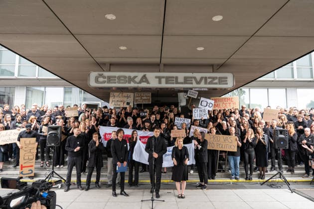 Hundreds of employees of Czech Television arrive at work dressed in black and gathered in front of the main building in Kavci Hory in protest against steps government coalition is taking in connection with planned changes to funding of public service media, Prague, Kavci Hory, June 3rd, 2026. (CTKxPhoto RichardxMundl) CTKPhotoF202606030014801  CTKPhotoF202606030014801