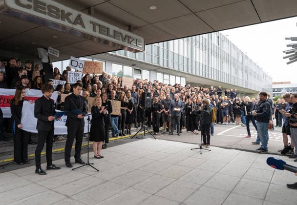 Hundreds of employees of Czech Television arrive at work dressed in black and gathered in front of the main building in Kavci Hory in protest against steps government coalition is taking in connection with planned changes to funding of public service media, Prague, Kavci Hory, June 3rd, 2026. (CTKxPhoto RichardxMundl) CTKPhotoF202606030015001  CTKPhotoF202606030015001