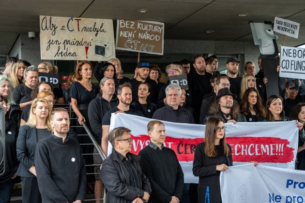 News Bilder des Tages Hundreds of employees of Czech Television arrive at work dressed in black and gathered in front of the main building in Kavci Hory in protest against steps government coalition is taking in connection with planned changes to funding of public service media, Prague, Kavci Hory, June 3rd, 2026. (CTKxPhoto RichardxMundl) CTKPhotoF202606030015101  CTKPhotoF202606030015101