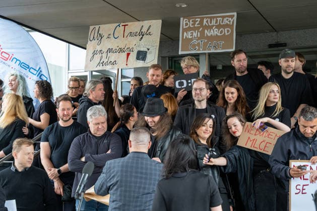 Hundreds of employees of Czech Television arrive at work dressed in black and gathered in front of the main building in Kavci Hory in protest against steps government coalition is taking in connection with planned changes to funding of public service media, Prague, Kavci Hory, June 3rd, 2026. (CTKxPhoto RichardxMundl) CTKPhotoF202606030015501  CTKPhotoF202606030015501