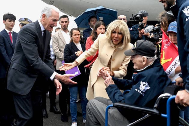 Brigitte Macron And Charles Kushner Welcome American Veterans At D-Day Anniversary - Deauville Brigitte Macron and United States Ambassador to France Charles Kushner attend the 82nd anniversary of the D-Day landings at Deauville Airport to welcome American veterans in Deauville, France on June 3, 2026. Photo by Franck Castel ABACAPRESS.COM Deauville France  Copyright: xCastelxFranck ABACAx