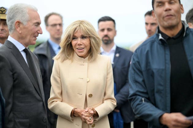 News Bilder des Tages Brigitte Macron And Charles Kushner Welcome American Veterans At D-Day Anniversary - Deauville Brigitte Macron and United States Ambassador to France Charles Kushner attend the 82nd anniversary of the D-Day landings at Deauville Airport to welcome American veterans in Deauville, France on June 3, 2026. Photo by Franck Castel ABACAPRESS.COM Deauville France  Copyright: xCastelxFranck ABACAx