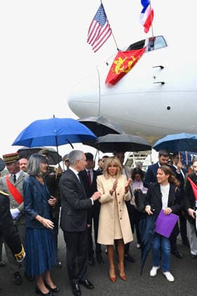 Brigitte Macron And Charles Kushner Welcome American Veterans At D-Day Anniversary - Deauville Brigitte Macron and United States Ambassador to France Charles Kushner attend the 82nd anniversary of the D-Day landings at Deauville Airport to welcome American veterans in Deauville, France on June 3, 2026. Photo by Franck Castel ABACAPRESS.COM Deauville France  Copyright: xCastelxFranck ABACAx
