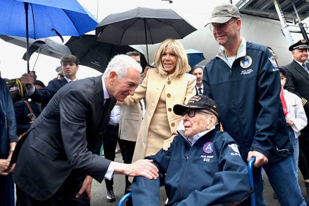 Brigitte Macron And Charles Kushner Welcome American Veterans At D-Day Anniversary - Deauville Brigitte Macron and United States Ambassador to France Charles Kushner attend the 82nd anniversary of the D-Day landings at Deauville Airport to welcome American veterans in Deauville, France on June 3, 2026. Photo by Franck Castel ABACAPRESS.COM Deauville France  Copyright: xCastelxFranck ABACAx