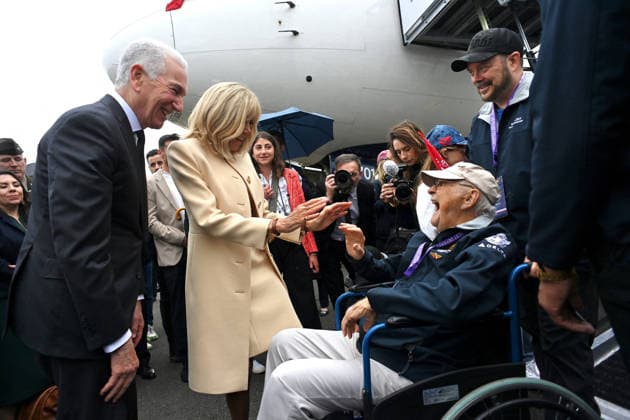 Brigitte Macron And Charles Kushner Welcome American Veterans At D-Day Anniversary - Deauville Brigitte Macron and United States Ambassador to France Charles Kushner attend the 82nd anniversary of the D-Day landings at Deauville Airport to welcome American veterans in Deauville, France on June 3, 2026. Photo by Franck Castel ABACAPRESS.COM Deauville France  Copyright: xCastelxFranck ABACAx