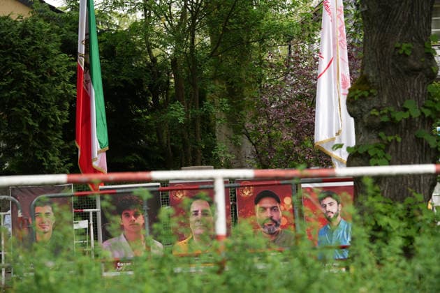 News Bilder des Tages Berlin, GER, Berlin,20260603, Berlin, Solidaritätskundgebung , Demo, Die Botschaft muss geschlossen werden, Podbielskiallee 69, Mittelstreifen vor der iranischen Botschaft, Protestcamp *** Berlin, GER, Berlin,20260603, Berlin, solidarity rally, demonstration, The embassy must be closed, Podbielskiallee 69, central reservation in front of the Iranian embassy, protest camp