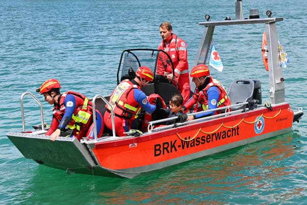 Wasserwacht praesentiert eine Rettungsuebung mit dem Boot. Ein jugendlicher Schwimmer wird geborgen.Bergung DLRG stellt ihre Schnell-Einsatz-Gruppe fuer Rettungseinsaetze auf dem Wasser vor. Die Bayerische Sicherheit am und im Wasser: Bayerns Innenminister Joachim Herrmann gibt Startschuss für Social-Media-Kampagne - DLRG und Wasserwacht demonstrieren Schutz- und Rettungsmassnahmen am 03.06.2026 am Langwieder See. *** Water rescue service presents a rescue exercise by boat A young swimmer is rescued Rescue DLRG presents its rapid intervention group for rescue operations on the water Bavarian safety on and in the water Bavarias Minister of the Interior Joachim Herrmann gives the go-ahead for social media campaign DLRG and water rescue s