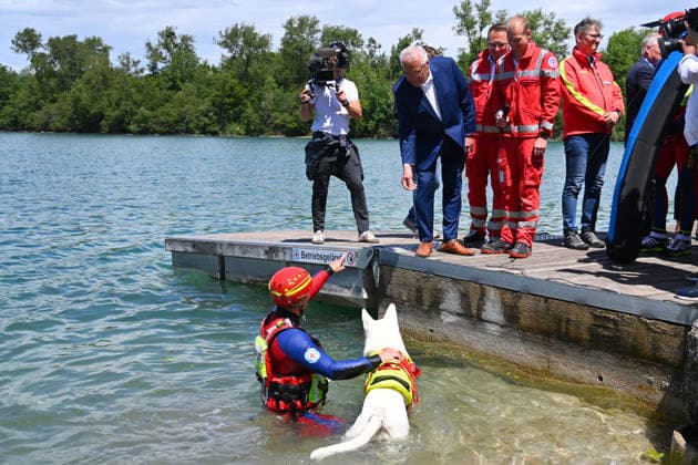 Joachim HERRMANN (Innenminister Bayern) gibt dem Rettungshund zur Belohnung ein Leckerli. DLRG stellt ihre Schnell-Einsatz-Gruppe fuer Rettungseinsaetze auf dem Wasser vor. Die Bayerische Sicherheit am und im Wasser: Bayerns Innenminister Joachim Herrmann gibt Startschuss für Social-Media-Kampagne - DLRG und Wasserwacht demonstrieren Schutz- und Rettungsmassnahmen am 03.06.2026 am Langwieder See. *** Joachim HERRMANN Bavarian Minister of the Interior gives the rescue dog a treat as a reward DLRG presents its rapid deployment group for rescue operations on the water Bavarian safety on and in the water Bavarias Minister of the Interior Joachim Herrmann gives the go-ahead for social media campaign DLRG and water rescue demonstrate protecti