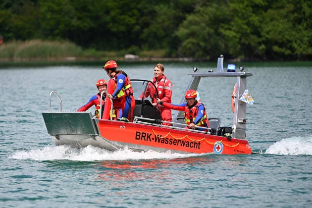 Wasserwacht praesentiert eine Rettungsuebung. Einsatzkraefte auf dem Wasser in eimem Rettungsboot. DLRG stellt ihre Schnell-Einsatz-Gruppe fuer Rettungseinsaetze auf dem Wasser vor. Die Bayerische Sicherheit am und im Wasser: Bayerns Innenminister Joachim Herrmann gibt Startschuss für Social-Media-Kampagne - DLRG und Wasserwacht demonstrieren Schutz- und Rettungsmassnahmen am 03.06.2026 am Langwieder See. *** Water rescue service presents a rescue exercise Emergency services on the water in a lifeboat DLRG presents its rapid intervention group for rescue operations on the water Bavarian safety on and in the water Bavarias Minister of the Interior Joachim Herrmann gives the go-ahead for social media campaign DLRG and water rescue service