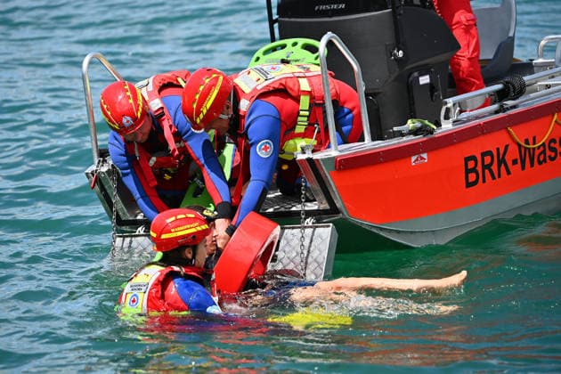 Wasserwacht praesentiert eine Rettungsuebung mit dem Boot.Ein jugendlicher Schwimmer wird geborgen,Bergung. DLRG stellt ihre Schnell-Einsatz-Gruppe fuer Rettungseinsaetze auf dem Wasser vor. Die Bayerische Sicherheit am und im Wasser: Bayerns Innenminister Joachim Herrmann gibt Startschuss für Social-Media-Kampagne - DLRG und Wasserwacht demonstrieren Schutz- und Rettungsmassnahmen am 03.06.2026 am Langwieder See. *** Water rescue service presents a rescue exercise with the boat A young swimmer is rescued, rescue DLRG presents its rapid intervention group for rescue operations on the water Bavarian safety on and in the water Bavarias Minister of the Interior Joachim Herrmann gives the go-ahead for social media campaign DLRG and water re