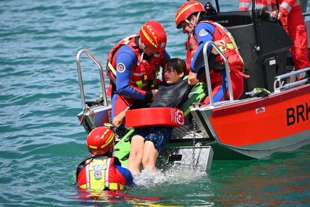 Wasserwacht praesentiert eine Rettungsuebung mit dem Boot.Ein jugendlicher Schwimmer wird geborgen,Bergung. DLRG stellt ihre Schnell-Einsatz-Gruppe fuer Rettungseinsaetze auf dem Wasser vor. Die Bayerische Sicherheit am und im Wasser: Bayerns Innenminister Joachim Herrmann gibt Startschuss für Social-Media-Kampagne - DLRG und Wasserwacht demonstrieren Schutz- und Rettungsmassnahmen am 03.06.2026 am Langwieder See. *** Water rescue service presents a rescue exercise with the boat A young swimmer is rescued, rescue DLRG presents its rapid intervention group for rescue operations on the water Bavarian safety on and in the water Bavarias Minister of the Interior Joachim Herrmann gives the go-ahead for social media campaign DLRG and water re