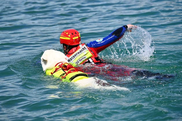 Wasserwacht praesentiert eine Rettungsuebung mit einem speziell trainierten Wasserrettungshund. Retter und Diensthund im Wasser, DLRG stellt ihre Schnell-Einsatz-Gruppe fuer Rettungseinsaetze auf dem Wasser vor. Die Bayerische Sicherheit am und im Wasser: Bayerns Innenminister Joachim Herrmann gibt Startschuss für Social-Media-Kampagne - DLRG und Wasserwacht demonstrieren Schutz- und Rettungsmassnahmen am 03.06.2026 am Langwieder See. *** Water rescue service presents a rescue exercise with a specially trained water rescue dog Rescuer and service dog in the water, DLRG presents its rapid intervention group for rescue operations on the water Bavarian safety on and in the water Bavarias Minister of the Interior Joachim Herrmann gives the