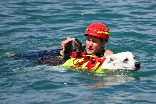 Wasserwacht praesentiert eine Rettungsuebung mit einem speziell trainierten Wasserrettungshund. Retter und Diensthund im Wasser,bergen einen jugendlichen Schwimmer,Bergung. DLRG stellt ihre Schnell-Einsatz-Gruppe fuer Rettungseinsaetze auf dem Wasser vor. Die Bayerische Sicherheit am und im Wasser: Bayerns Innenminister Joachim Herrmann gibt Startschuss für Social-Media-Kampagne - DLRG und Wasserwacht demonstrieren Schutz- und Rettungsmassnahmen am 03.06.2026 am Langwieder See. *** Water rescue service presents a rescue exercise with a specially trained water rescue dog Rescuers and service dog in the water, rescue a young swimmer, rescue DLRG presents its rapid intervention group for rescue operations on the water Bavarian safety on a