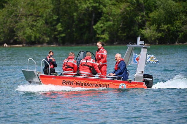 Wasserwacht praesentiert eine Rettungsuebung. Joachim HERRMANN (Innenminister Bayern) und Einsatzkraefte auf dem Wasser in eimem Rettungsboot. DLRG stellt ihre Schnell-Einsatz-Gruppe fuer Rettungseinsaetze auf dem Wasser vor. Die Bayerische Sicherheit am und im Wasser: Bayerns Innenminister Joachim Herrmann gibt Startschuss für Social-Media-Kampagne - DLRG und Wasserwacht demonstrieren Schutz- und Rettungsmassnahmen am 03.06.2026 am Langwieder See. *** Water rescue service presents a rescue exercise Joachim HERRMANN Bavarian Minister of the Interior and emergency services on the water in a lifeboat DLRG presents its rapid intervention group for rescue operations on the water Bavarian safety on and in the water Bavarias Minister of the I