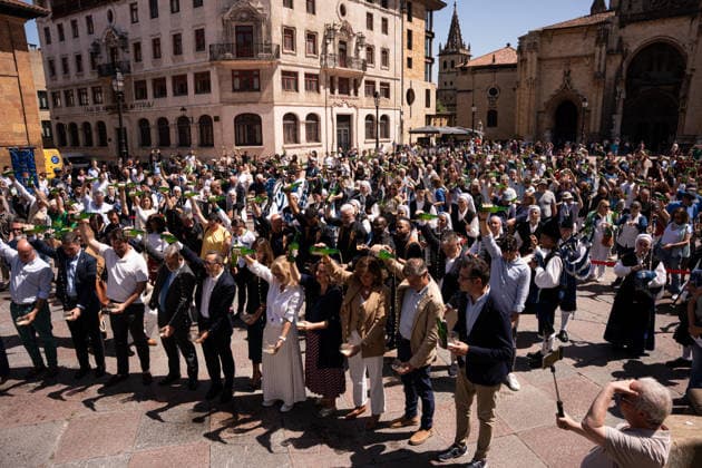 Celebration of World Cider Day in Oviedo Celebration of World Cider Day, on June 3, 2026, in Oviedo, Asturias, Spain This festive event, held in the Cathedral Square of Oviedo, brings together cider makers, cider makers and citizens in a day of celebration of Asturian cider culture, declared Intangible Cultural Heritage of Humanity, cider makers and citizens in a day of exaltation of Asturian cider culture, declared Intangible Cultural Heritage of Humanity, which includes demonstrations of cider pouring and traditional tastings 03 JUNE 2026 Oviedo Asturias Oviedo Asturias Spain  Copyright: xJuanxVegax 7569088