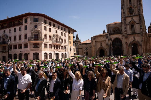 Celebration of World Cider Day in Oviedo Celebration of World Cider Day, on June 3, 2026, in Oviedo, Asturias, Spain This festive event, held in the Cathedral Square of Oviedo, brings together cider makers, cider makers and citizens in a day of celebration of Asturian cider culture, declared Intangible Cultural Heritage of Humanity, cider makers and citizens in a day of exaltation of Asturian cider culture, declared Intangible Cultural Heritage of Humanity, which includes demonstrations of cider pouring and traditional tastings 03 JUNE 2026 Oviedo Asturias Oviedo Asturias Spain  Copyright: xJuanxVegax 7569091