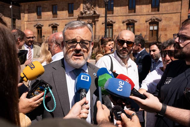 Celebration of the World Cider Day in Oviedo The Councillor for Tourism of Oviedo, Alfredo Garcia, attends the media during the celebration of World Cider Day, June 3, 2026, in Oviedo, Asturias, Spain This festive event, developed in the Plaza de la Catedral de Oviedo, brings together harvesters, cider makers and citizens in a day of exaltation of Asturian cider culture, declared Intangible Cultural Heritage of Humanity, which includes demonstrations of cider pouring, brings together harvesters, cider makers and citizens in a day of exaltation of Asturian cider culture, declared Intangible Cultural Heritage of Humanity, which includes demonstrations of pouring and traditional tastings 03 JUNE 2026 Oviedo Asturias Oviedo Asturias Espana  Copyright: xJuanxVegax 7569122