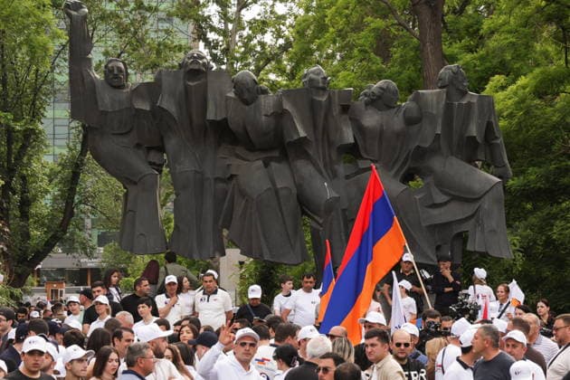 News Bilder des Tages ARMENIA, YEREVAN - JUNE 3, 2026: Activists gather near the Mountain Dance sculptural group in Mergelyan Park to rally for Strong Armenia ahead of the June 7 election to the National Assembly Yerevan Armenia  - ZUMAt113 20260603_zaa_t113_601 Copyright: xAlexanderxPatrinx
