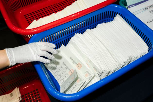June 3, 2026, Seoul, Seoul, South Korea: Election workers count ballots at a vote-counting center following South Korea s nationwide local elections on June 3. Voters elected mayors, governors, local council members and regional education superintendents. Seoul South Korea  - ZUMAm346 20260603_znp_m346_009 Copyright: xSuhxJeenxMoonx