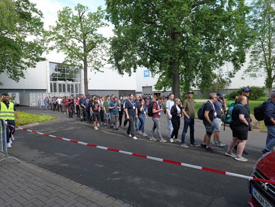 Interschutz 2026 in Hannover Pro Tag verlost HAIX 1.000 Rucksäcke an die Besucher. Dementsprechend lang sind die Warteschlangen. *** Interschutz 2026 in Hanover HAIX raffles off 1,000 backpacks to visitors each day The queues are correspondingly long Copyright: xBerndxGüntherx