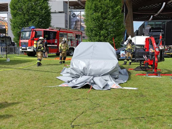 Interschutz 2026 in Hannover Eine brennendes E-Auto wird mit einer Brandbegrenzungsdecke abgedeckt. *** Interschutz 2026 in Hanover A burning electric car is covered with a fire blanket Copyright: xBerndxGüntherx