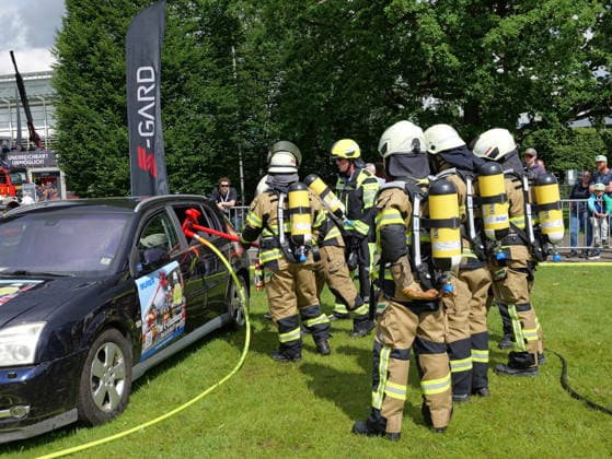 Interschutz 2026 in Hannover Einsatz der E-Löschlanze bei einem Fahrzeugbrand mit Hochvoltspeicher. *** Interschutz 2026 in Hanover Use of the E extinguishing lance on a vehicle fire with a high-voltage storage system Copyright: xBerndxGüntherx