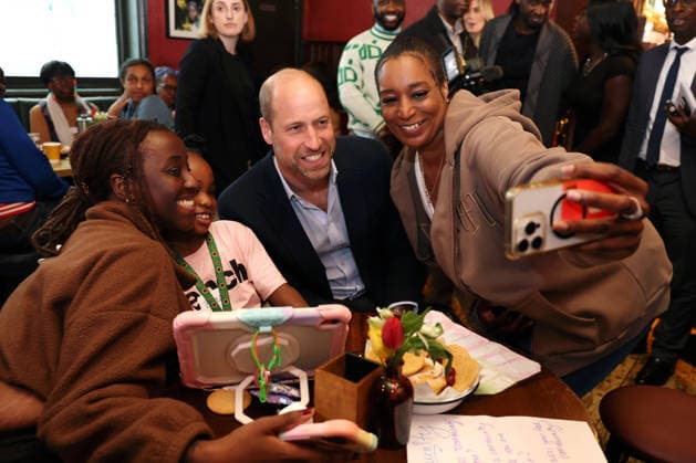 The Prince Of Wales Visits East London LONDON, ENGLAND - JUNE 03: Prince William, Prince of Wales (C) poses for a selfie with local residents during his visit to The Prince of Peckham pub in Peckham on June 03, 2026 in London, England. The Prince of Wales visited grassroots initiatives encouraging positive social change., Credit:Chris Jackson PA ROTA - B68 Avalon United Kingdom, England, London  Copyright: xChrisxJacksonx xPAxROTAx-xB68x xAvalonx 1107543888