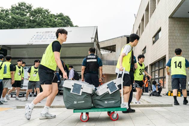 June 3, 2026, Seoul, Seoul, South Korea: Election workers carry ballot boxes into a vote-counting center following South Korea s nationwide local elections on June 3. Voters elected mayors, governors, local council members and regional education superintendents. Seoul South Korea - ZUMAm346 20260603_znp_m346_002 Copyright: xSuhxJeenxMoonx