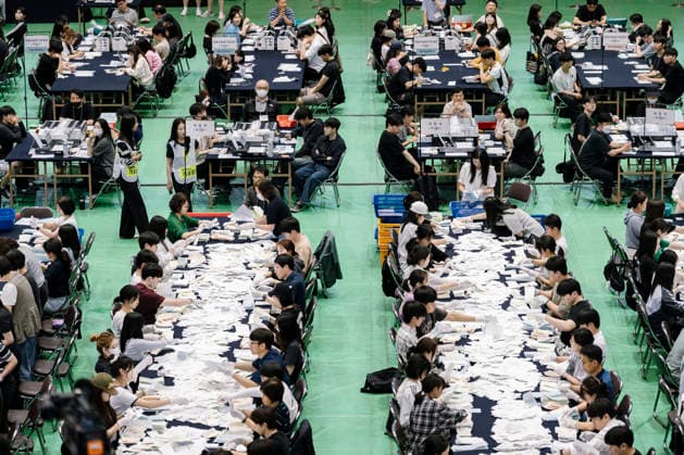 June 3, 2026, Seoul, Seoul, South Korea: Election workers count ballots at a vote-counting center following South Korea s nationwide local elections on June 3. Voters elected mayors, governors, local council members and regional education superintendents. Seoul South Korea - ZUMAm346 20260603_znp_m346_007 Copyright: xSuhxJeenxMoonx