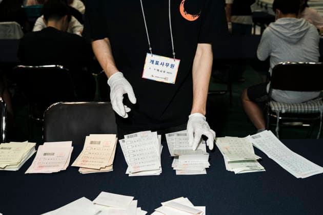 June 3, 2026, Seoul, Seoul, South Korea: Election workers count ballots at a vote-counting center following South Korea s nationwide local elections on June 3. Voters elected mayors, governors, local council members and regional education superintendents. Seoul South Korea - ZUMAm346 20260603_znp_m346_008 Copyright: xSuhxJeenxMoonx