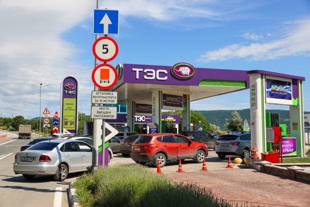 RUSSIA, SEVASTOPOL - JUNE 3, 2026: Drivers queue outside a petrol station. Maxim Churusov TASS  93335228