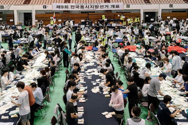 June 3, 2026, Seoul, Seoul, South Korea: Election workers count ballots at a vote-counting center following South Korea s nationwide local elections on June 3. Voters elected mayors, governors, local council members and regional education superintendents. Seoul South Korea - ZUMAm346 20260603_znp_m346_019 Copyright: xSuhxJeenxMoonx