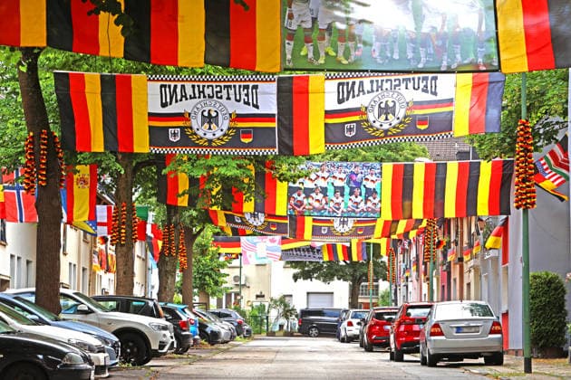 Flaggen-Achim und die Rullichstraße Flaggen-Achim (Achim Klimmeck) ist ein bekannter Fußball-Superfan aus Essen. Er verwandelt bei großen Turnieren, wie der EM, seine Nachbarschaft in der Rullichstraße (Essen-Altendorf) in ein beeindruckendes Fahnenmeer. Dafür bringt er in wochenlanger Arbeit oft Hunderte von Flaggen an. Essen Nordrhein-Westfalen Deutschland Altendorf *** Flags Achim and Rullichstraße Flags Achim Achim Klimmeck is a well-known soccer superfan from Essen He transforms his neighborhood in Rullichstraße Essen Altendorf into an impressive sea of flags during major tournaments, such as the European Championships To do this, he often puts up hundreds of flags in weeks of work Essen North Rhine-Westphalia Germany Altendorf