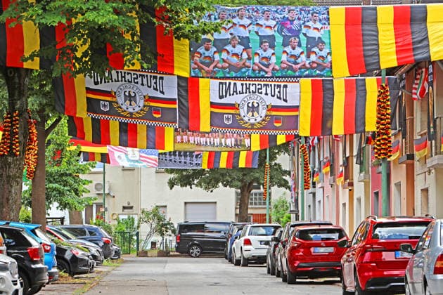 Flaggen-Achim und die Rullichstraße Flaggen-Achim (Achim Klimmeck) ist ein bekannter Fußball-Superfan aus Essen. Er verwandelt bei großen Turnieren, wie der EM, seine Nachbarschaft in der Rullichstraße (Essen-Altendorf) in ein beeindruckendes Fahnenmeer. Dafür bringt er in wochenlanger Arbeit oft Hunderte von Flaggen an. Essen Nordrhein-Westfalen Deutschland Altendorf *** Flags Achim and Rullichstraße Flags Achim Achim Klimmeck is a well-known soccer superfan from Essen He transforms his neighborhood in Rullichstraße Essen Altendorf into an impressive sea of flags during major tournaments, such as the European Championships To do this, he often puts up hundreds of flags in weeks of work Essen North Rhine-Westphalia Germany Altendorf