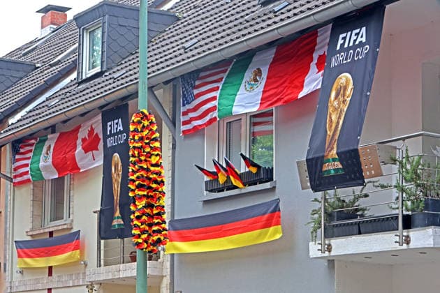 Flaggen-Achim und die Rullichstraße Flaggen-Achim (Achim Klimmeck) ist ein bekannter Fußball-Superfan aus Essen. Er verwandelt bei großen Turnieren, wie der EM, seine Nachbarschaft in der Rullichstraße (Essen-Altendorf) in ein beeindruckendes Fahnenmeer. Dafür bringt er in wochenlanger Arbeit oft Hunderte von Flaggen an. Essen Nordrhein-Westfalen Deutschland Altendorf *** Flags Achim and Rullichstraße Flags Achim Achim Klimmeck is a well-known soccer superfan from Essen He transforms his neighborhood in Rullichstraße Essen Altendorf into an impressive sea of flags during major tournaments, such as the European Championships To do this, he often puts up hundreds of flags in weeks of work Essen North Rhine-Westphalia Germany Altendorf